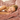 Iemand slaapt comfortabel onder het ultrazachte Silky Smooth dekbedovertrek in roze (Blush Pink)