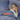 Iemand slaapt comfortabel onder het ultrazachte Silky Smooth dekbedovertrek in blauw (Faded Blue)