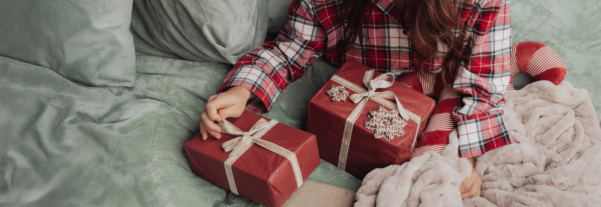 SJUMO Forest Green bedding, wrapped Christmas gifts & the SJUMO Plaid