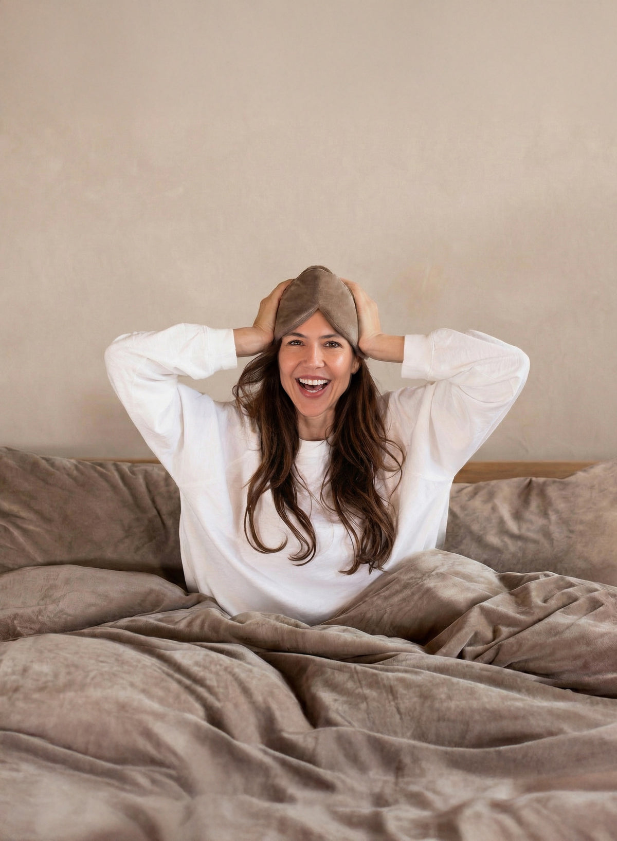 Ultra-soft microfiber sleepmask in Warm Grey