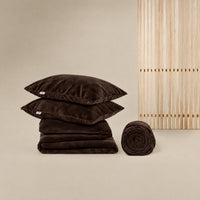 SJUMO Silky Smooth bundel in Dark Brown: twee kussenslopen, een dekbedovertrek en een opgerold hoeslaken